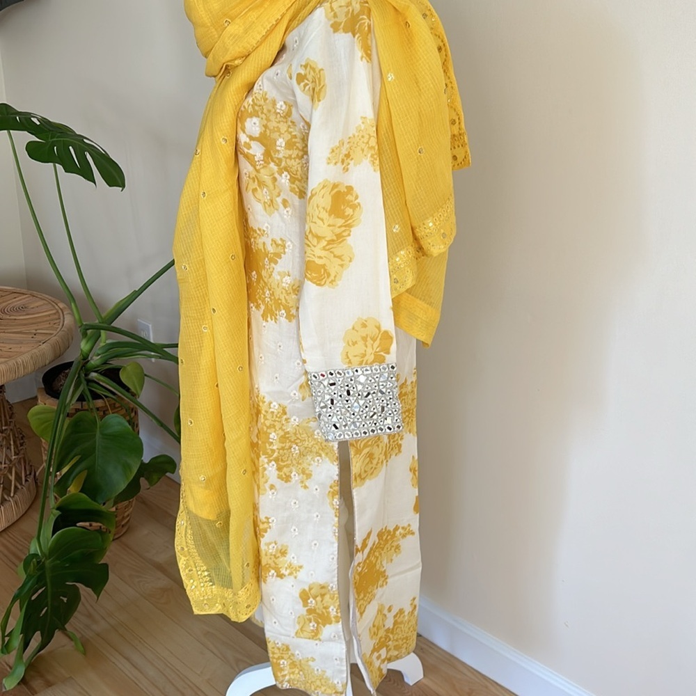 Elegant Yellow Beaded Long Sleeve Dress saree Indian wedding dress - Picture 11 of 12